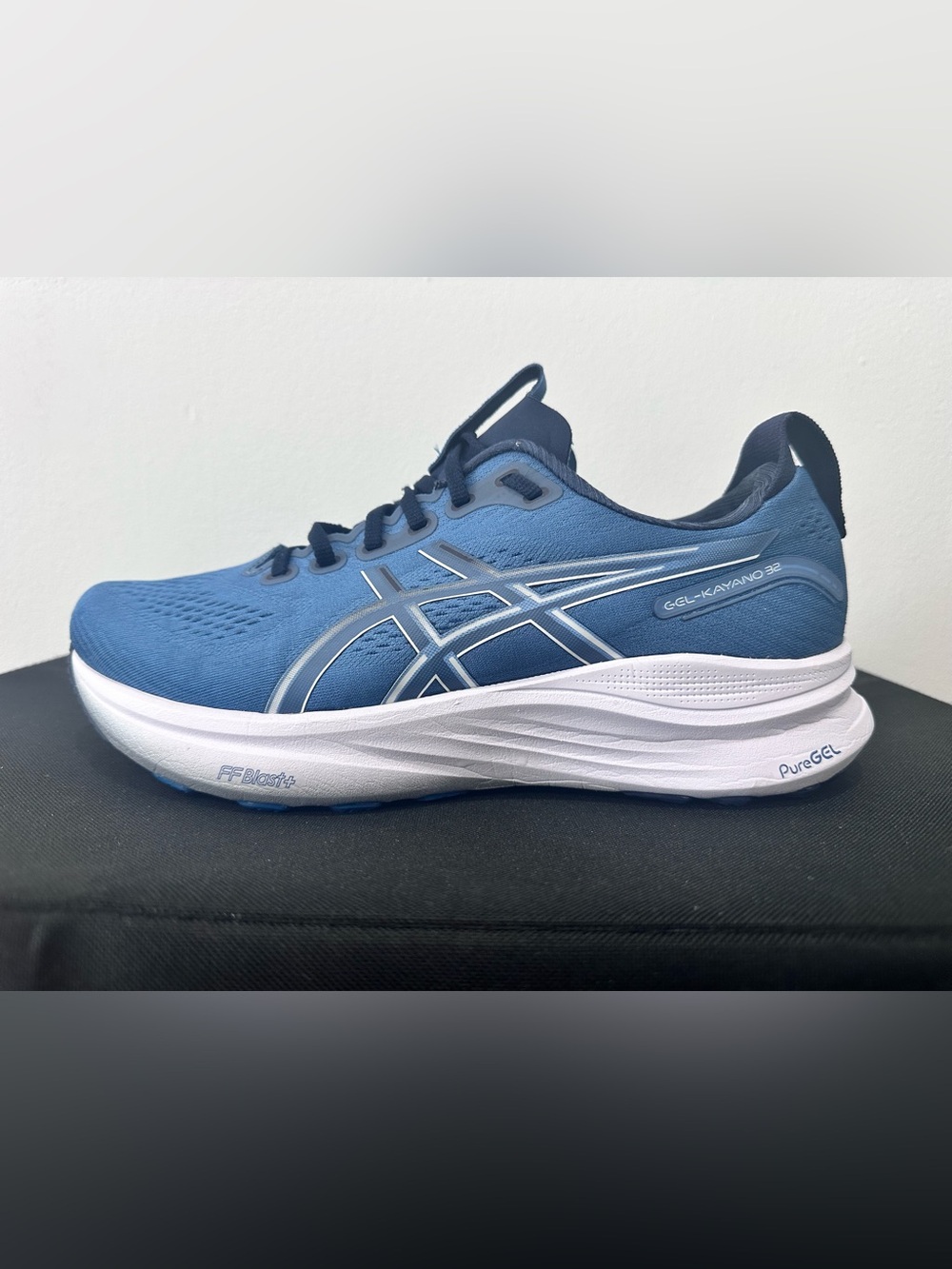 ASICS  GEL-KAYANO 32 PURE BLUE AND WHITE WITH ACCENTS BLACK RUNNING SIZE:10 MEN